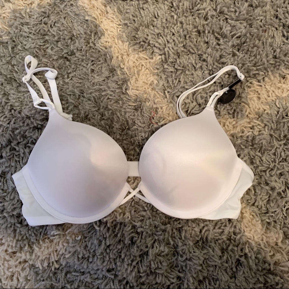 Victoria’s Secret bombshell 34B push-up